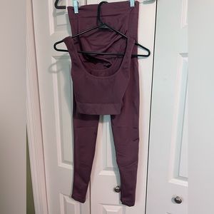 Blanqi maternity legging and bra matching set. Orchid colored. Over the bump.